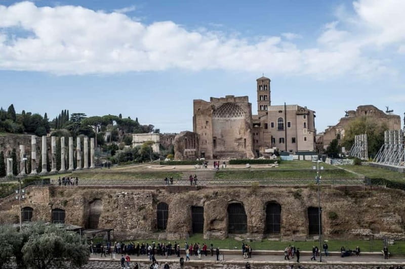 Best of Colosseum Experience: Exclusive Tour in 40 Languages - Entering the Colosseum fast: what the skip-the-line really buys you