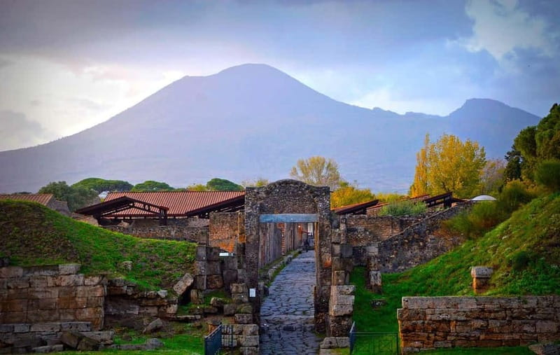 From Rome: Pompeii and Vesuvio Guided Day Trip with Lunch - Entering Pompeii with guidance: what the tour format gets right