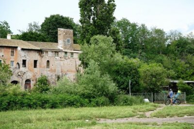 Rome: Appian Way, Catacombs & Roman Aqueducts Top EBike Tour - Getting started at Via Labicana 49 (and why it’s convenient)
