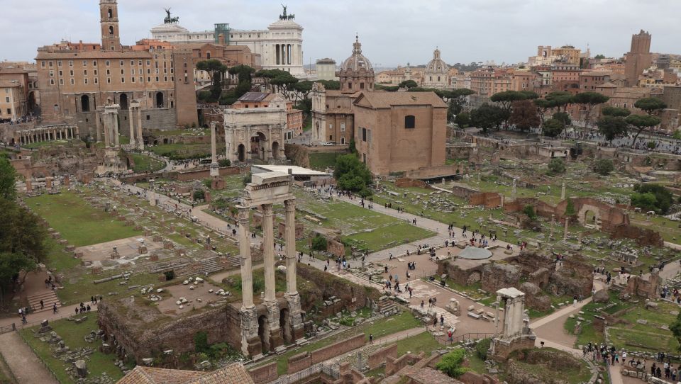 Rome: Colosseum Arena Floor, Roman Forum & Palatine Tour - Guides you might get: what the best ones tend to do