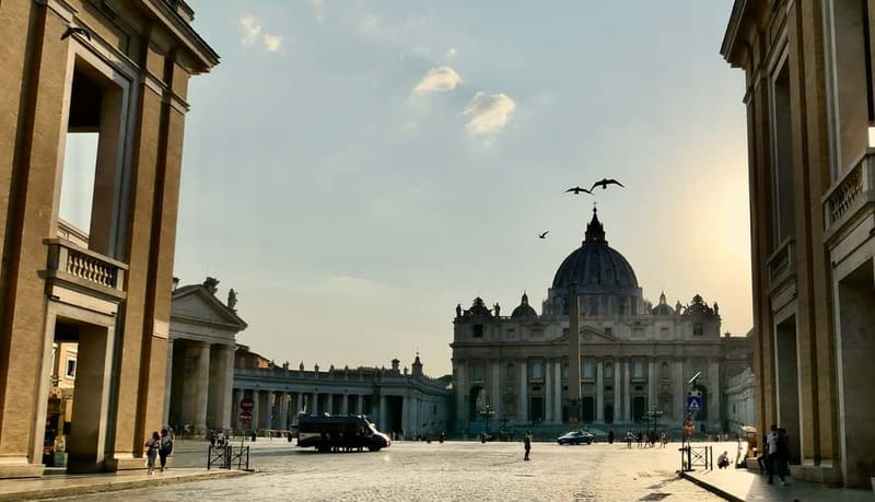 Rome: Guided Tour of St. Peter's Basilica, Grottoes & Square - Time management: why security and the clock matter here